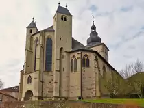 . Bouzonville - Die ehemalige Klosterkirche Heilig Kreuz (Sainte Croix) in Bouzonville (deutsch Busendorf, lothringisch Busendroff) im D�partement Moselle in der Region Lothringen. 03.04.2015 (Hans)

Die Kirche ist eine querhauslose gotische Pseudo-Basilika mit offener Vorhalle. Der Turm erhielt in der Barockzeit eine welsche Haube. Das Chorgest�hl mit fig�rlichen Schnitzereien entstammt der Barockzeit. Der Chorabschluss der Kirche verf�gt �ber zwei f�r Lothringen typische Chorflankent�rme. Das Mittelschiff ist 17 m hoch, die Seitenschiffe erreichen eine H�he von 10 m.