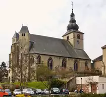 . Bouzonville - Die ehemalige Klosterkirche Heilig Kreuz (Sainte Croix) in Bouzonville (deutsch Busendorf, lothringisch Busendroff) im D�partement Moselle in der Region Lothringen. 03.04.2015 (Hans)

Die Kirche ist eine querhauslose gotische Pseudo-Basilika mit offener Vorhalle. Der Turm erhielt in der Barockzeit eine welsche Haube. Das Chorgest�hl mit fig�rlichen Schnitzereien entstammt der Barockzeit. Der Chorabschluss der Kirche verf�gt �ber zwei f�r Lothringen typische Chorflankent�rme. Das Mittelschiff ist 17 m hoch, die Seitenschiffe erreichen eine H�he von 10 m.
