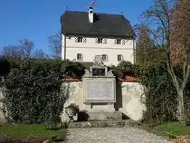 Schloss Artelshofen, viergeschossiger turmartiger Hauptbau mit Walmdach, im Kern 14. Jahrhundert (05.04.2015)