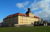 Schloss Moritzburg in Zeitz an der Elster im Burgenlandkreis in Sachsen-Anhalt. Das Barockschloss entstand im 17. Jahrhundert. Blick vom Schlosspark am 06.04.2015 in der abendlichen Sonne.