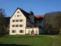 Schloss Kirchensittenbach, dreigeschossige Zweifl�gelanlage mit Satteld�cher, Treppenturm mit Kuppelhelm, erbaut von 1590 bis 1595 durch Wolf Jakob Stromer (05.04.2015)