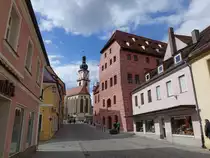 Sulzbach-Rosenberg, Rosenberger Stra�e mit Rathaus und Stadtpfarrkirche St. Marien (05.04.2015)