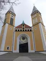 Schwandorf, Wallfahrtskirche zu unseren lieben Frau vom Kreuzberg, erbaut von 1949 bis 1952 nach Zerst�rung 1945 (06.04.2015)