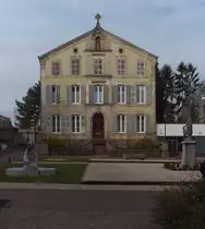 Blick von der Kirche Sainte Croix �ber den ehemaligen Klosterhof. Einige Geb�ude erinnern noch an die Zeit der Abtei in Bouzonville. 03.04.2015