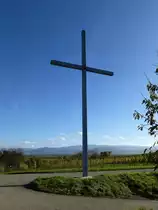 Merdingen am Tuniberg, das weithin sichtbare Eisenkreuz am Tunibergh�henweg wurde 1992 aufgestellt, Nov.2014