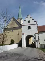 Hohenwart, Markttor und Pfarrkirche Maria Verk�ndigung, Tor erbaut im 15. Jahrhundert (15.04.2015)
