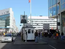 Checkpoint Charlie gesehen am 15. April 2015 aus der Position Kochstra�e / Friedrichstrasse in Richtung Zimmerstra�e. 

