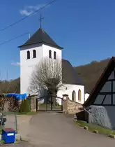 Die Evangelische Kirche Nohen ist eine Pfarrkirche der Evangelischen Kirchengemeinde Nohen im Landkreis Birkenfeld. Als �ltester Teil gilt der Turm, der auf das 14. Jahrhundert zur�ckgeht. Durch einen Kaminbrand brannte die Kirche im Jahr 1942 komplett aus. Der Wiederaufbau erfolgte in den Jahren 1953/54. 18.04.2015 Nohen an der Nahe.