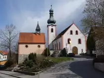 Neukirchen bei Schwandorf, Pfarrkirche St. Martin und Friedhofskapelle, Chor gotisch, Turm mit Haube erbaut im 18. Jahrhundert, Langhaus erweitert von 1895 bis 1896 (06.04.2015)