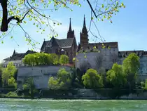 Basel, Blick �ber den Rhein zum M�nster, dem Wahrzeichen der Stadt, erbaut zwischen 1019 und 1500, April 2015