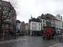 Br�ssel, H�user und alter Bierwagen in der Rue Lombard (26.04.2015)