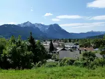 Garmisch-Partenkirchen, Blick �ber den Ort mit dem Zugspitzmassiv im Hintergrund, Aug.2014