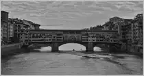 Die Ponte Vecchio die �lteste Br�cke von Florenz.Einst hatten viele Metzger ihre L�den auf der Br�cke, da es praktisch war die Abf�lle direkt in den Fluss zu werfen. Einen Grossherzog 
st�rte der Geruch sehr und er verordnete 1540 das nur noch Goldschmiede auf der Br�cke zugelassen werden, was bis heute eingehalten wird.
(19.04.2015)