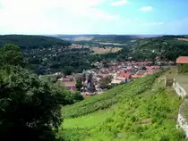 Freyburg an der Unstrut, Blick vom Schlo� Neuenburg auf das ca. 5000 Einwohner z�hlende Winzerst�dchen mit der Marienkirche, der Ort ist das Zentrum des Weinanbaugebietes Saale-Unstrut, Juli 2006