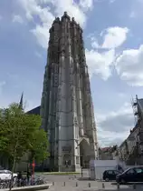Mechelen, gotische St. Rombouts Kathedrale, erbaut von 1200 bis 1320, Mittelschiff erh�ht von 1365 bis 1451, Turm bis 1520, barocke Seitenportale von 1626 (27.04.2015)