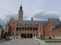 Mechelen, Hof van Busleyden, sp�tgotisch, erbaut von Rombout Keldermans, im Turm Glockenspiel mit 49 Glocken (27.04.2015)
