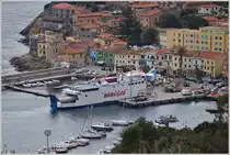 Die Ankunft der F�hre sorgt f�r rege Abwechslung im Alltag in Giglio Porto
(23.04.2015)