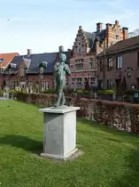 Bazel, Statue am K�nigin Astrid Plein (29.04.2015)