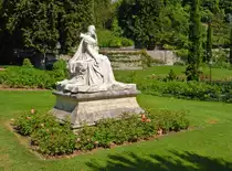 Territet bei Montreux. Parc des Roses mit Kaiserin Elisabeth Denkmal (eingeweiht am 22. Mai 1902). Inschrift: � LA M�MOIRE DE SA MAJEST� L’IMP�RATRICE ET REINE ELISABETH - EN SOUVENIR DE SES NOMBREUX S�JOURS � MONTREUX - 25.07.2013

