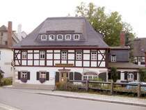 Eines der sch�nsten Fachwerkh�user in Burkhardtsdorf, die Apotheke an der Lessingstra�e, 30.09.07
