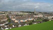 Blick von der westlichen Stadtmauer auf Bogside, wo Wandmalereien an die Troubles ( B�rgerkrieg) in Derry erinnern.
(September 2007)
