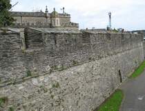 Die Stadtmauer der von Derry. Sie ist die einzige vollst�ndig erhaltene Irlands. Erbaut 1613 kann sie komplett umrundet werden.
Im Hintergrund die St. Columb's Cathedral. Sie war bei unserem Besuch wegen Bauarbeiten beinahe vollst�ndig einger�stet,und daher nicht gut zu fotografieren.Sie wurde 1633 erbaut und ist das �lteste Bauwerk der Stadt.
( September 2007)  