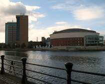 Modernes Belfast: Das Hotel Hilton und die Waterfront Hall. In der Waterfronthall finden Konzerte jeglicher Art statt.
(September 2007)
