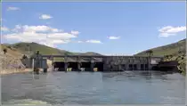 Das Unterwasser der Staustufe Pocinho am Douro. Die Mauerkrone ist 430 m lang. Das Wasserkraftwerk leistet 186 MW. Die max. Fallh�he des Wassers betr�gt 22 m. Die Schleusenkammer hat eine nutzbare L�nge von 83 m und eine nutzbare Breite von 11,4 m.
Der namensgebende Ort Pocinho liegt am S�dufer im Distrikt Guarda. Das Nordufer (links)liegt im Distrikt Bragan�a. 
06.05.2015