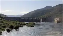 Das Unterwasser der Staustufe R�gua am Douro. Die Mauerkrone ist 350 m lang. Das Wasserkraftwerk leistet 156 MW. Die max. Fallh�he des Wassers betr�gt 28,5 m. Die Schleusenkammer hat eine nutzbare L�nge von 83 m und eine nutzbare Breite von 11,4 m. 
Der namensgebende Ort Peso da R�gua liegt am Nordufer (links) im Distrikt Vila Real. Das S�dufer liegt im Distrikt Viseu. 
07.05.2015