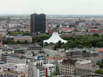 Blick vom Panoramapunkt auf dem Potsdamer Platz nach Kreuzberg, im Hintergrund deas Tempelhofer Feld (ehemaliges Flughafen Gel�nde)am 03. Juni 2015.