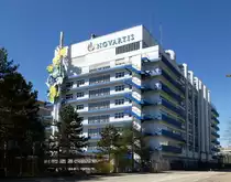 Muttenz, ein auff�lliger Industriebau der  Novartis , gr��tes Pharmaunternehmen der Welt, April 2015