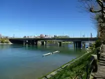 Basel, die Schwarzwaldbr�cke, von 1970-73 wurde die Spannbetonbr�cke erbaut, wichtigster Rhein�bergang mit Autobahn und lokalem Verkehr, April 2015