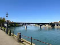 Basel, Blick rheinabw�rts auf die Wettsteinbr�cke, 1991 neu aufgebaut auf den Strompfeilern der ersten Br�cke von 1879, April 2015