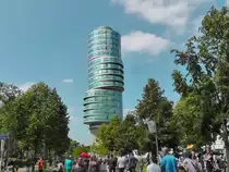 Das Exzenterhaus ist ein B�rohochhaus auf der Universit�tsstra�e in Bochum. Es �berbaut einen ehemals denkmalgesch�tzten siebengeschossigen Luftschutzbunker aus dem Jahre 1942. Es wurde entworfen vom Berliner Architekten Gerhard Spangenberg. Die Aufnahme entstand am 6. Jui 2015 bei der Veranstaltung  Blaupause  zum 50. Jahrestag der Gr�ndung der Ruhr-Universit�t Bochum von der f�r den Fahrzeugverkehr gesperrten Universit�tddtra�e aus.