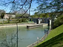 Birsfelden, Blick auf die Rheinschleuse flu�aufw�rts, die wichtige Anlage bei Basel z�hlt ca. 14.000 Schleusungen pro Jahr, Mai 2015