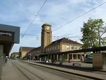 Basel, der Badische Bahnhof von der Stra�enseite, der 1913 er�ffnete Durchgangsbahnhof ist Endstation f�r alle Regionalz�ge aus Deutschland, Mai 2015