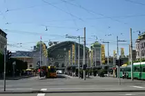Basel, Blick �ber den Bahnhofsvorplatz mit den Stra�enbahnhaltestellen auf den SBB-Bahnhof, Mai 2015