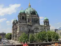 Blick vom Berliner Schloss am 12. Juni 2015 in Richtung der Stra�e am Lustgarten. Rechts ist der Berliner Dom zu sehen, im Hintergrund steht die Alte Nationalgalerie
