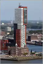 Rotterdam. Neben dem 140 m hohen Wohnhochhaus Montevideo (inkl. M auf dem Dach 152 m) nimmt sich das ehemalige Hauptquartier der Holland-Amerika-Linie, das heutige Hotel New York, richtig klein aus. 07.06.2015