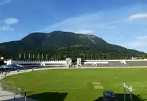 Garmisch-Partenkirchen, Teil des Olympiastadions mit dem linken Seitentor, im Hintergrund der 1780m hohe Wank, Aug.2014