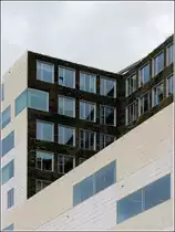 Amsterdam. Am neuen Justizpalast gibt es senkrecht begr�nte Au�enw�nde. 09.06.2015