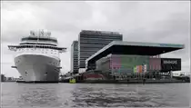 Amsterdam. Direkt neben dem Muziekgebouw aan 't IJ legen die Kreuzfahrtschiffe an. 09.06.2015