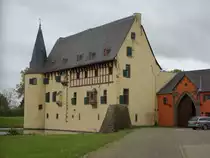 Herrenhaus von Burg Langendorf, sp�tgotische Wasserburg, erbaut ab dem 13. Jahrhundert, runder Eckturm 15. Jahrhundert (03.05.2015)