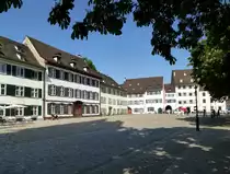 Basel, Blick �ber den M�nsterplatz mit den historischen Domherrenh�usern, Mai 2015