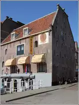 Alkmaar. In diesem Geb�ude ist das Nederlands Biermuseum  De Boom  beheimatet. 10.06.2015