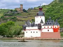 Kaub, Der Pfalzgrafenstein, die Zollburg der Kurf�rsten und Pfalzgrafen bei Rhein, erbaut auf einer Felseninsel; in den Weinbergen die Burg Gutenfels. (31. Mai 2015)
