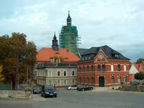 Laucha an der Unstrut, Blick vom Bahnhof auf Rathaus und Kirche, w�hrend der Restaurierung des Kirchtums 2006