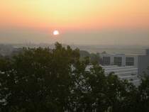 Sonnenaufgang �ber Mannheim am 24.09.2007. Blick aus dem IBM-Hochhaus Richtung Odenwald. Zu erkennen ist auch die Start-/Landebahn des  City-Airport . 
