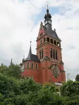 Die Lutherkirche (mit roten Backsteinen) in Radebeul gesehen am 21. Juni 2015.

