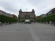 Boras, Rathaus am Hauptmarkt, erbaut 1910 von Ivar Tengbom und Ernst Torulf, vor dem Rathaus steht der Brunnen der 7 Bezirke von 1941 (13.06.2015)